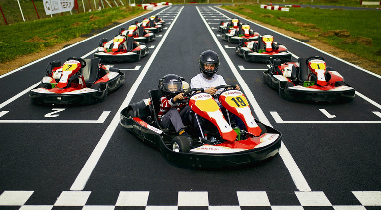 Dé rienda suelta a su espíritu de carrera con los servicios de karting de LeoBlindazh